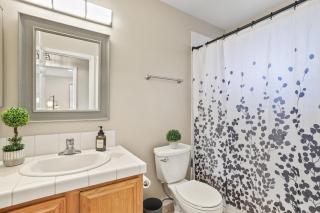 Spacious Cozy and Furnished Bedroom Private Bathroom, Close to Everything - Reno - 6