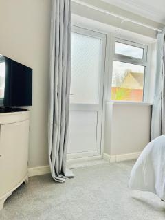Modern Private Suite - Havant - 7