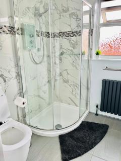 Modern Private Suite - Havant - 5