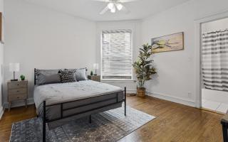 Charming 3BR Escape in the Heart of Hyde Park - Chicago - 2