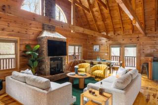 Hot tub 360 Deck Views and Game Room Easy Access Yesteryear by AvantStay - Sevierville - 0