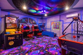 Sleeps 26 Resort Home w On-Site Waterpark Pool Flamingo Grove by AvantStay - Davenport - 9