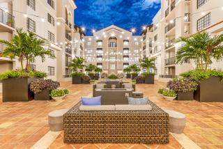 Tucker at Gables Grand Plaza Miami - Miami - 0