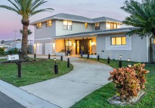 SAND CASTLE-Fun For Big Groups-Walk to Beach, Heated Pool, Lanai - Satellite Beach - 0