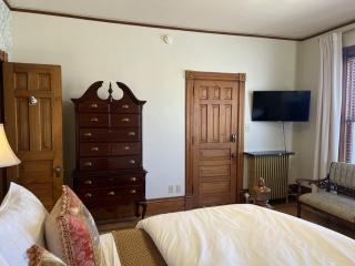Historic Hutch House - 3