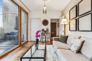 Modern Designed 2 bed Penthouse Apt Sleeps Five - London - 1