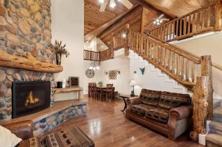 Resort Style Pine Top Cabin, Deck Views and Sleeps 12 - Indian Pine - 7