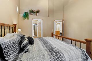 Resort Style Pine Top Cabin, Deck Views and Sleeps 12 - Indian Pine - 6
