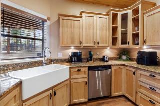 Resort Style Pine Top Cabin, Deck Views and Sleeps 12 - 5