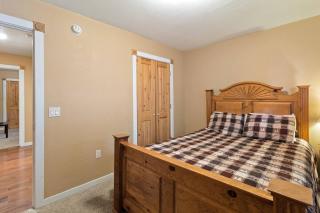 Resort Style Pine Top Cabin, Deck Views and Sleeps 12 - 4