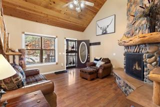 Resort Style Pine Top Cabin, Deck Views and Sleeps 12 - Indian Pine - 2