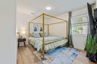 Modern Farmhouse w King Bed Near Shopping - 7