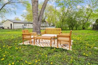 Modern Farmhouse w King Bed Near Shopping - 9