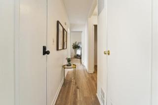 Modern Farmhouse w King Bed Near Shopping - 4