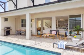 Sleeps 25 In Solara Resort Near the Theme Parks Coconut Breeze by AvantStay - Kissimmee - 0