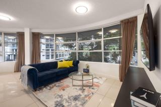 Newly Renovated 3BR Apartment 2 Parking Spaces Pool Gym City Views Walk to Shops - Brisbane - 3