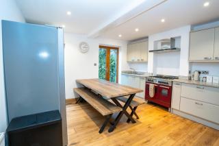 4 Bedroom Winchester Town House, central, parking - Winchester - 8