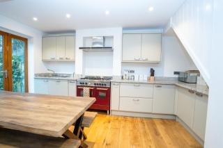 4 Bedroom Winchester Town House, central, parking - Winchester - 3