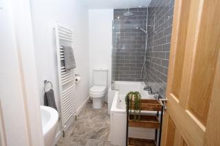 4 Bedroom Winchester Town House, central, parking - Winchester - 6