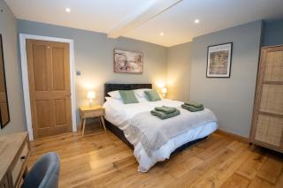 4 Bedroom Winchester Town House, central, parking - Winchester - 4