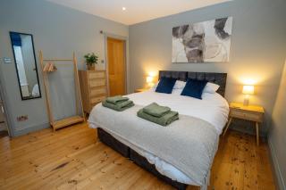 4 Bedroom Winchester Town House, central, parking - Winchester - 0