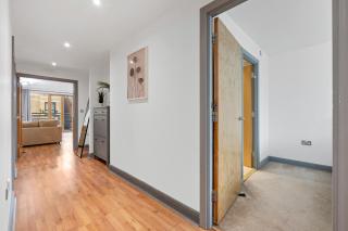 Luxury Apartment Silvertown Way - 9