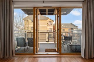 Luxury Apartment Silvertown Way - 8