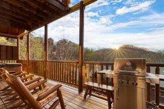Annes Place by AvantStay Cozy Cabin with Hot Tub Games Near Dollywood Attractions - 0