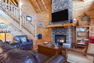 Annes Place by AvantStay Cozy Cabin with Hot Tub Games Near Dollywood Attractions - 5