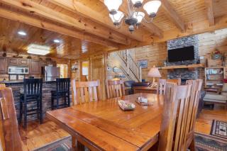 Annes Place by AvantStay Cozy Cabin with Hot Tub Games Near Dollywood Attractions - 3
