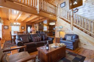 Annes Place by AvantStay Cozy Cabin with Hot Tub Games Near Dollywood Attractions - 4