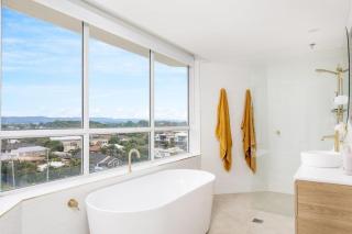 Ocean View Coastal Haven in Burleigh Heads - Gold Coast - 1