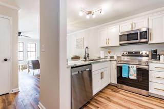 Beautiful 2 bdr Townhome w King bed and free wifi - Raleigh - 4