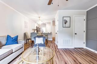 Beautiful 2 bdr Townhome w King bed and free wifi - Raleigh - 8