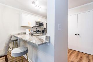 Beautiful 2 bdr Townhome w King bed and free wifi - Raleigh - 1
