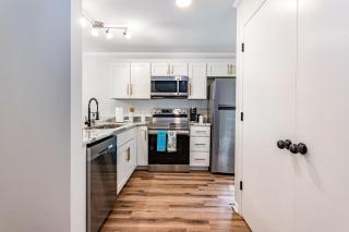 Beautiful 2 bdr Townhome w King bed and free wifi - Raleigh - 5