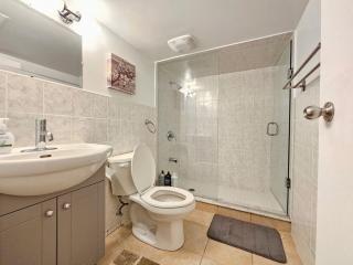 Cozy Suit In Toronto Riverdale - 8