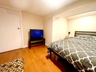 Cozy Suit In Toronto Riverdale - 7