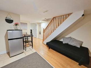 Cozy Suit In Toronto Riverdale - 5