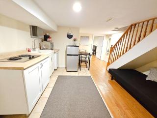 Cozy Suit In Toronto Riverdale - 3