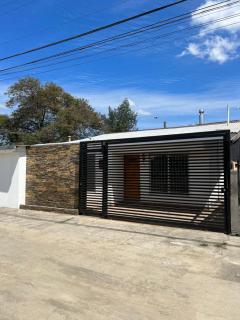 Linda casa cerca del centro y hospital - 2