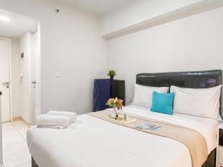 Cozy Living Studio with Direct Access to Pool and Gym at Springlake Summarecon Bekasi By Travelio - 8