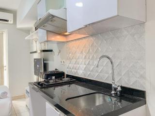 Cozy Living Studio with Direct Access to Pool and Gym at Springlake Summarecon Bekasi By Travelio - 2