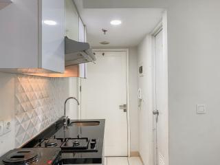 Cozy Living Studio with Direct Access to Pool and Gym at Springlake Summarecon Bekasi By Travelio - 4