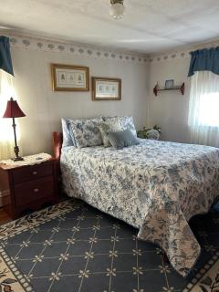 Peaceful Getaway by Buttonwood Park full amenities - 3