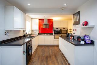 Charming Deluxe 5 Bed House -Free Parking- Sleeps 10 - 9