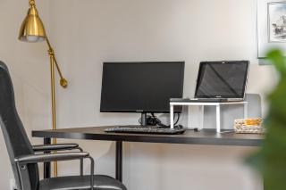 Comfy, Cozy, Central Calgary, 2BR and 1BTH - 4