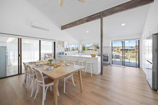 Deja Bleu - great family home with jetty - Port Macquarie - 7