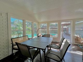 Houston Luxe Private Retreat for 16 people with Heated Pool, Big Sunroom, Billiards - Houston - 1