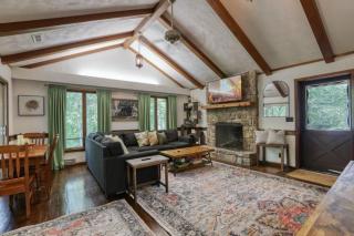 Treetop Hideaway - Summer Escape with HOT TUB - Gatlinburg - 1